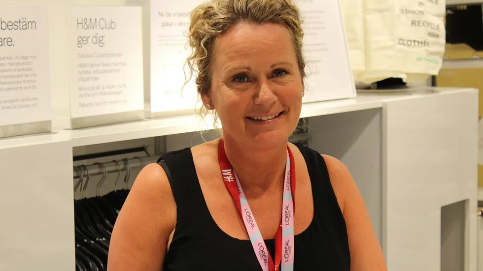 Nöjd. Annie Åberg är butikschef på H&M i Västervik. Hon tycker att det har gått över förväntan att informera kunderna om plastpåsarnas miljöpåverkan.