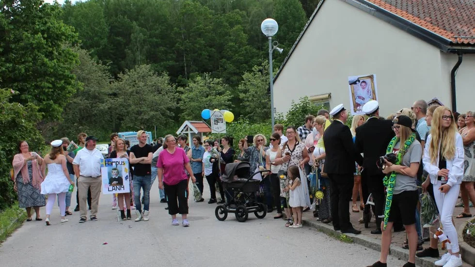 Väntande släkt. Många ville gratulerade de nybakade studenterna.