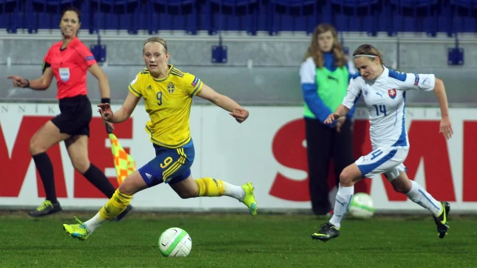 Stina Blackstenius på språn i matchen mot Slovakien.