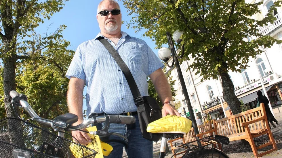 FELPARKERAD. Peter Forss hoppas att sadelskyddet ska få ägaren att tänka till.