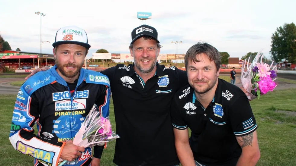 BLOMMOR. Jonas Davidsson och ledarna Stefan Andersson Skill och Daniel Andersson vad glada efter den klara derbysegern.