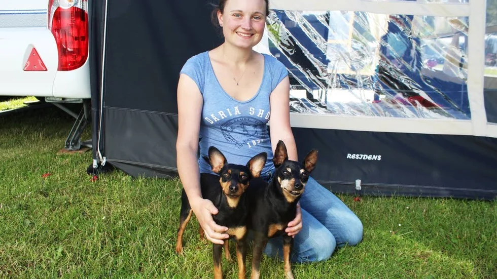 Resa. Sandra Söderquist och hennes två hundar, Rocky och Texas, åker alltid säkert.