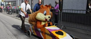 Lådbilsrally i full fart ned för Storgatan