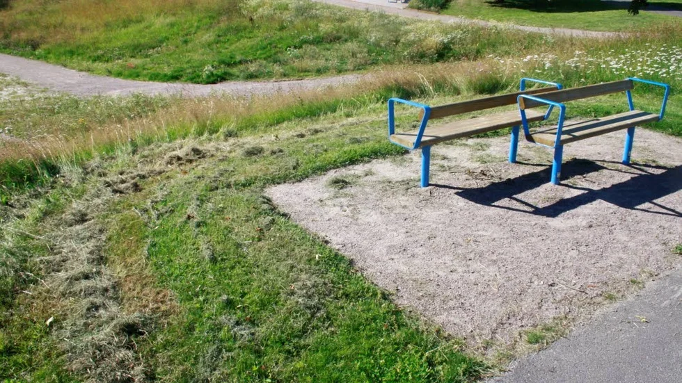 Klippt runt sittplatserna, men ananrs är gräset högt.