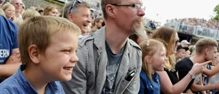 Barnen tjoar och dansar till Sean Banan