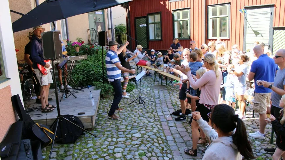 Krokodillåt. "Det är skönt att släppa loss", tycker Christer Världsminister och bandet. Publiken verkade hålla med.
