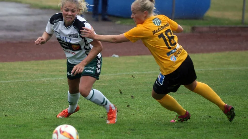 FRAMÅT. Det var en tät kamp i regnet på Kungsvalla. Här är det Lisa Pålsson som stoppas av My Wallin i Mariebo.