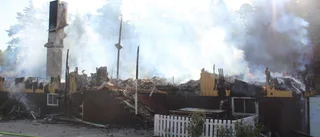 Fullt utvecklad brand i fastighet