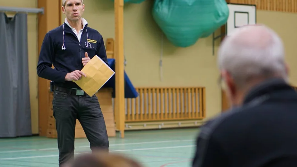 Öppet möte. På tisdag kommer ett öppet möte att hållas i Ankarsrums Folkets hus om den senaste tidens bränder, berättar säkerhetschefen Joakim Jansson. Bilden tagen vid ett liknande möte när Loftahammar drabbades av flera bränder under kort tid.