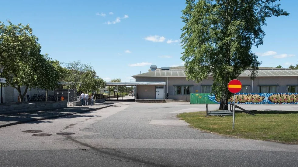 Idag. Så här ser det ut idag där det, enligt planen, ska bli ny välkomnande huvudingång och entrétorg. Bussarna ska ledas en annan väg.