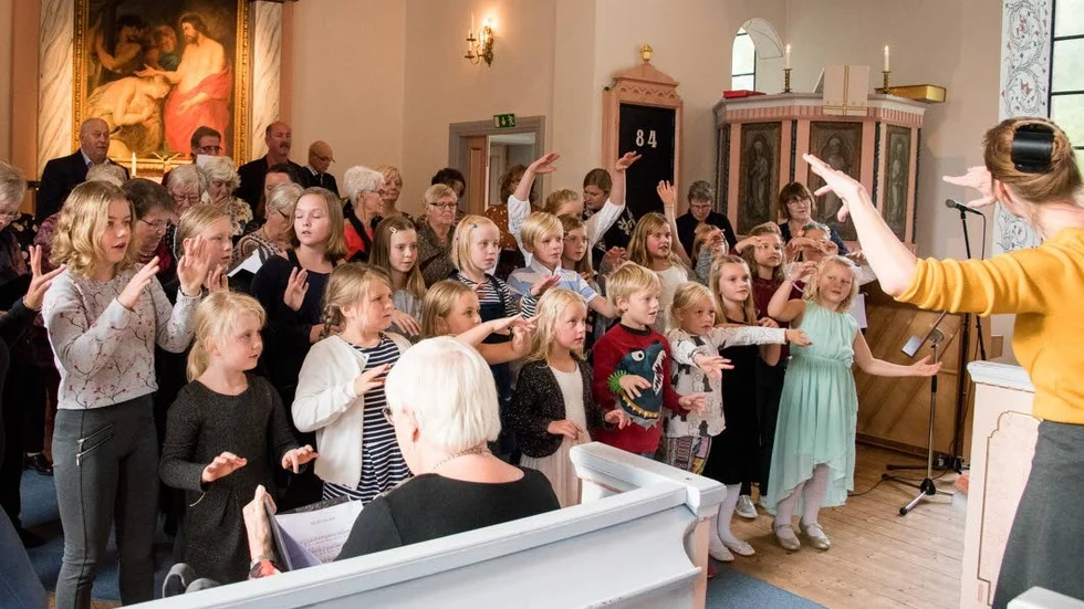 Sång. Hallingeberg-Blackstads körer medverkade i ”Hela kyrkan sjunger” i Ankarsrums kyrka.