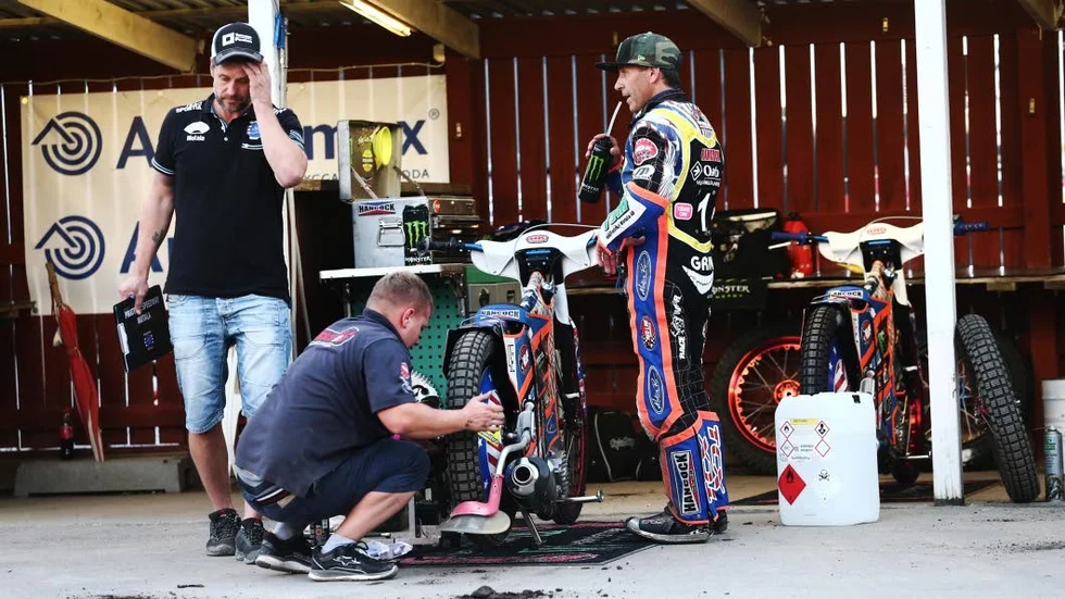 KRASCH. Andreas Jonsson fick köras till sjukhus efter den otäcka kraschen i heat 14 där han kolliderade på upploppet med Greg Hancock.