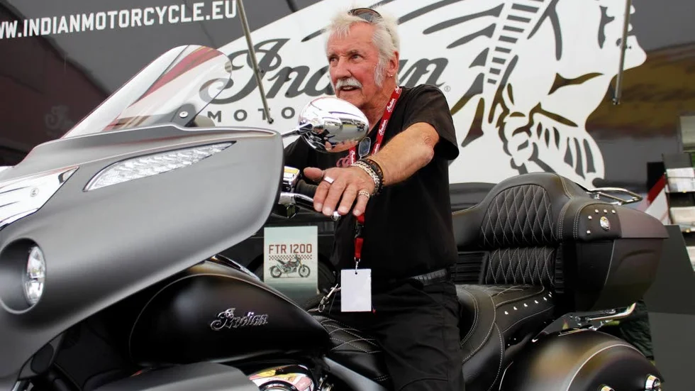 Bertil Lilja på Indian Motorcycle visar upp en Indian Roadmaster årsmodell 2019.