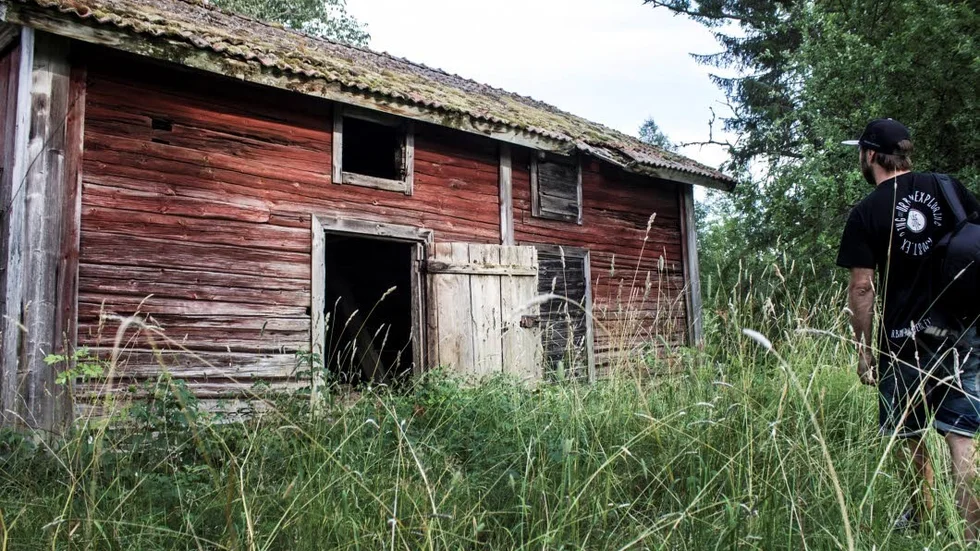 Intill huvudbyggnaden finns ett mindre, nästan mer nedgånget bygge. Matti Hietasaari ses i hörnet i Urban Amatuer Exploration-tröja.