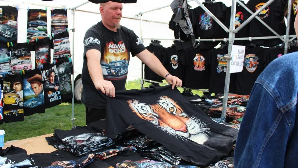 Janne Marjela sålde t-shirts på marknaden.