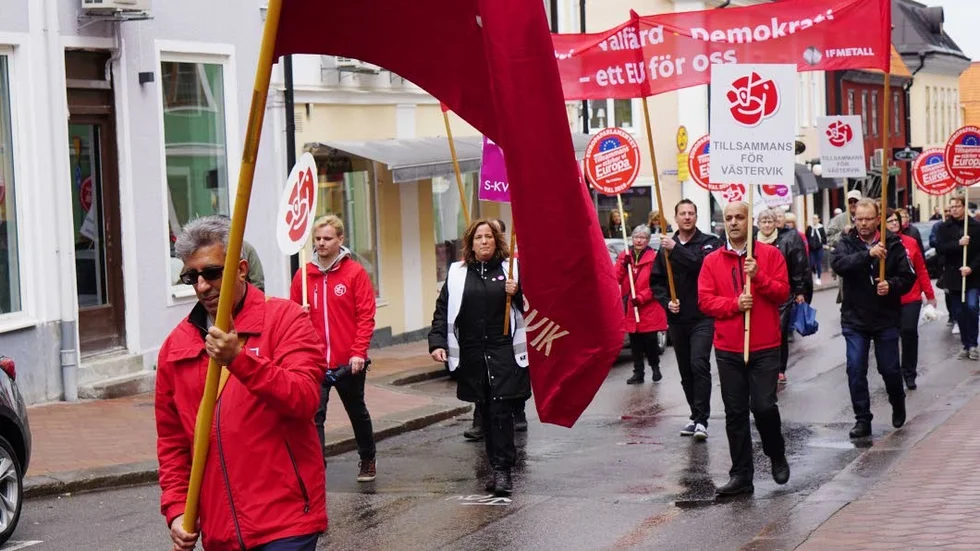 Socialdemokraterna tågar uppför Storgatani Västervik.