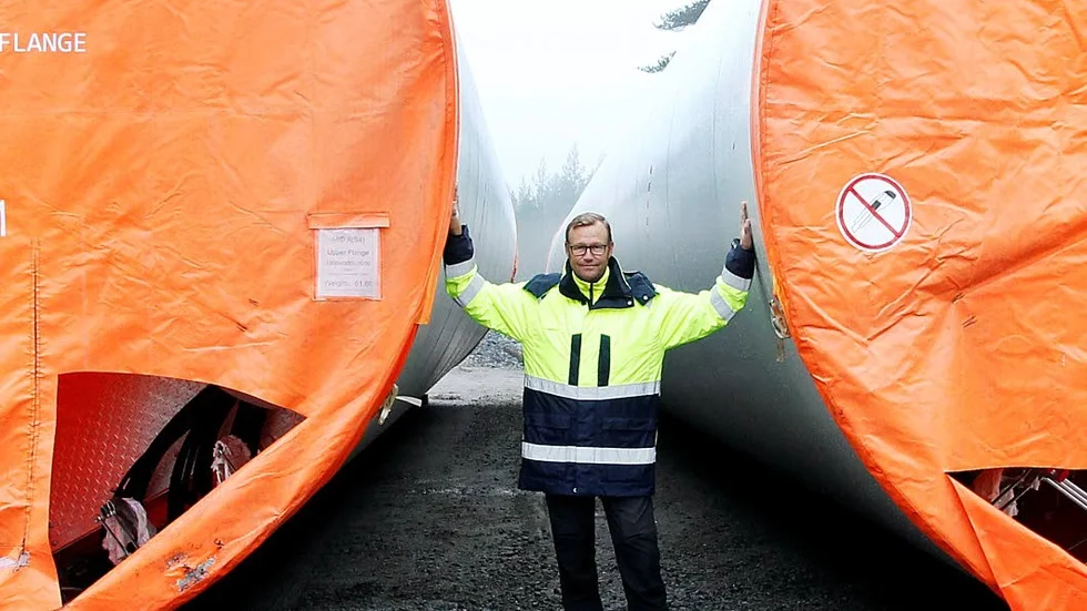Projektledaren Jörgen Glemme vid tornsektioner som ska monteras.