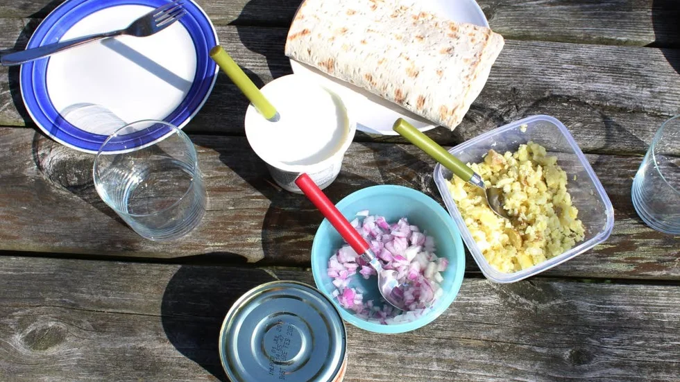 Tillbehören var nästintill traditionella. Många använder hårt tunnbröd i klämma, andra både dill och tomat. Många dricker öl eller mjölk till surströmmingen.