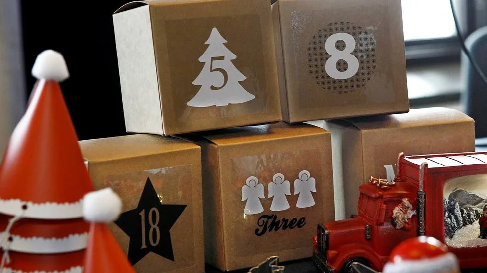 En personlig julkalender kan skapas av små lådor i kartong.