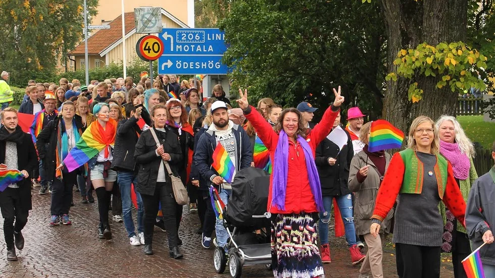 900 personer gick i förra årets pridetåg i Vadstena.