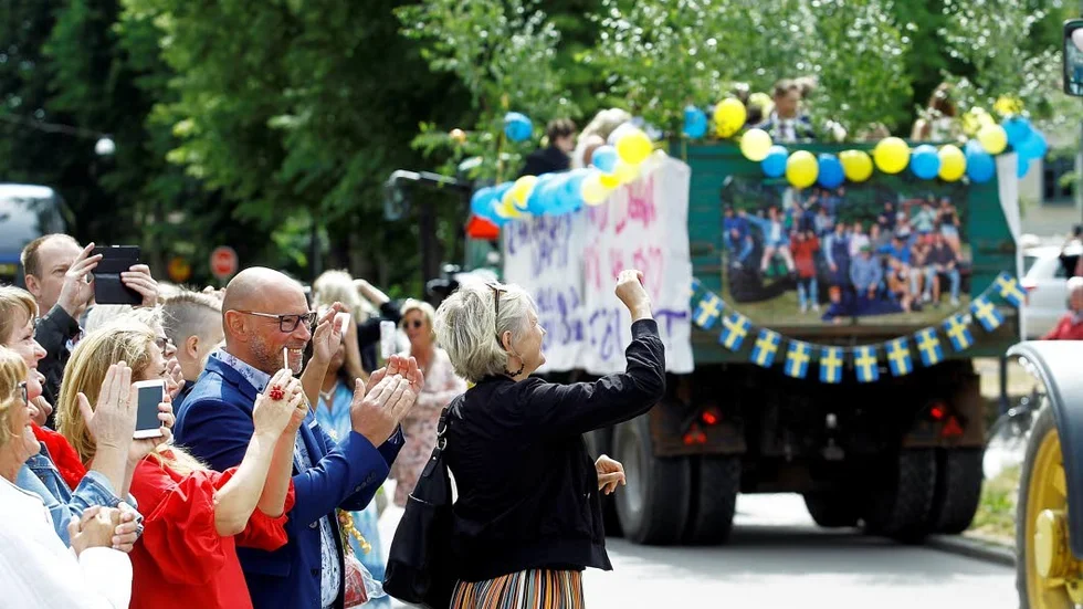 Många nära och kära såg när eleverna åkte iväg på flaken.