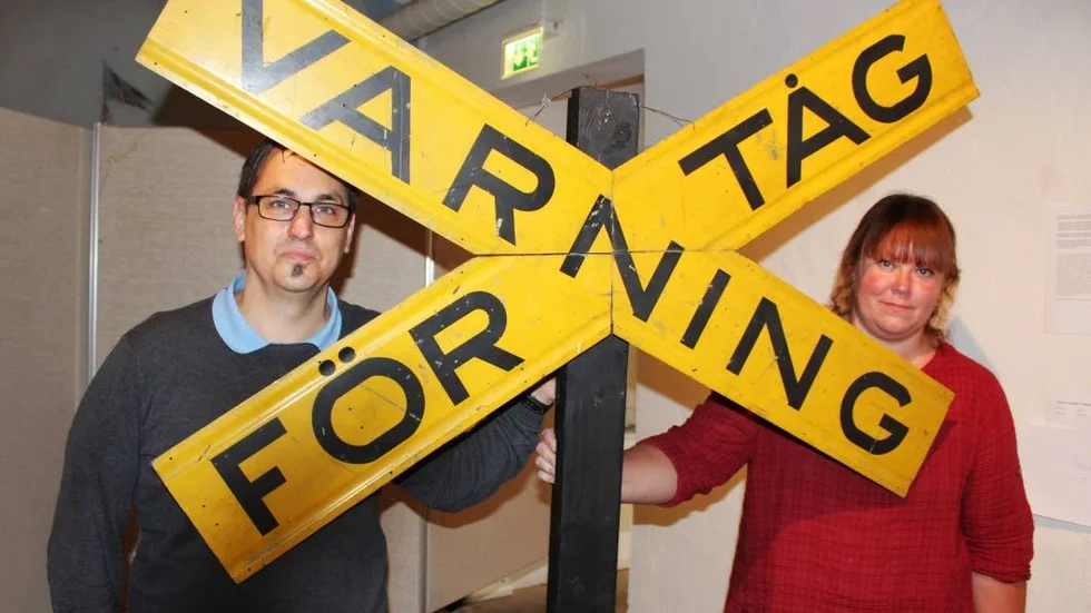 – Den gamla skylten Varning för tåg hälsar besökarna välkomna till vår uställning, säger Daniel Nordenskjöld och Veronica Palm.