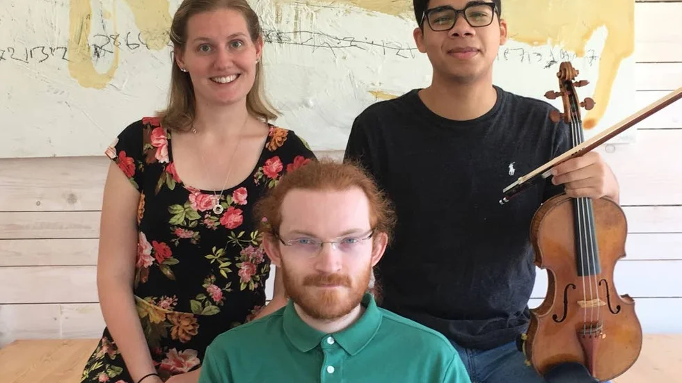 Blackstadmusiker, i alla fall för en kort stund. Från vänster: Rhiannon Rose Griffiths,  med fiol Alexander Marte och kompositören Walker Williams.
