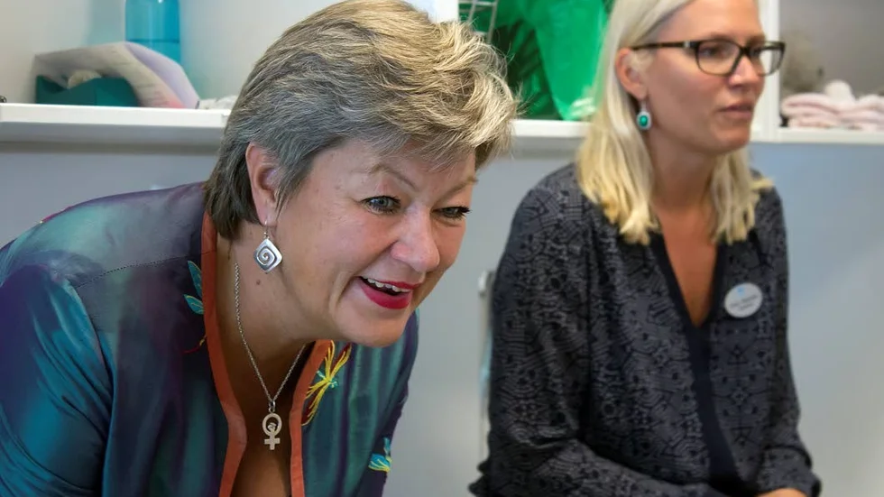 Ylva Johansson var nöjd med det hon fick höra om extratjänsterna i Motala. Till höger Erica Rylander, förskolechef i Bråstorpsområdet.
