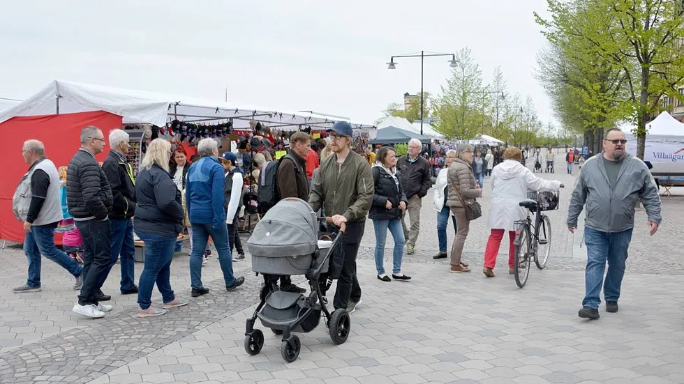 På Fiskaretorget anordnade Lions en traditionell vårmarknad, med allehanda knallar.