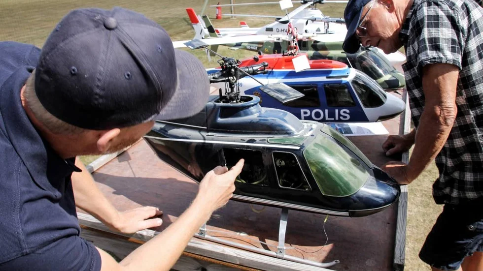 Mattias Sjöholm och Bo Langemark diskuterar hur en retro-helikopter bör renoveras.