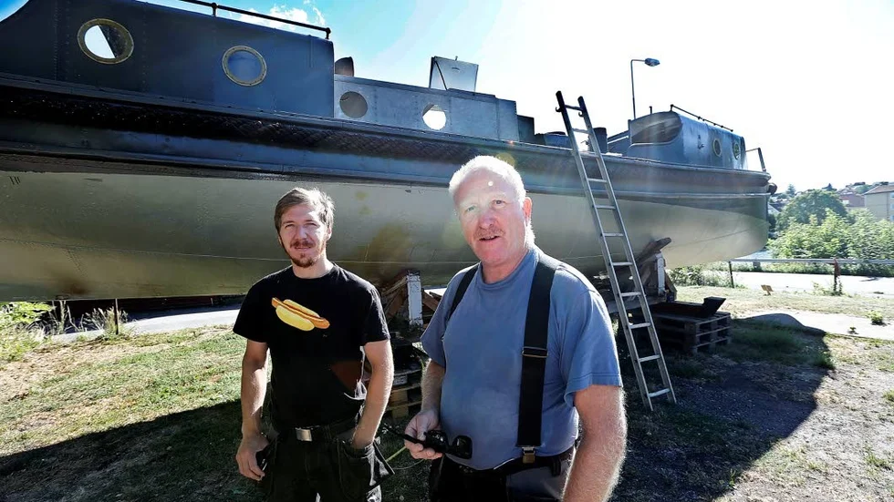 Stefan och Tomas Bergman framför renoveringsobjektet Ångslup 45.