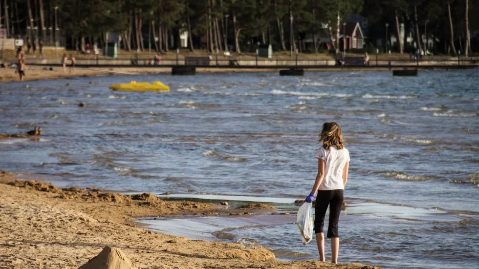 Med en påse mot skräpet. Över 25 personer bidrog under torsdagskvällen till en renare badupplevelse.