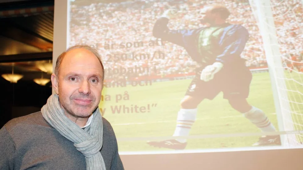 Thomas Ravelli kommer att vakta målet i Stadsparken i Motala på lördag. Man kan skjuta straffar på VM-hjälten.