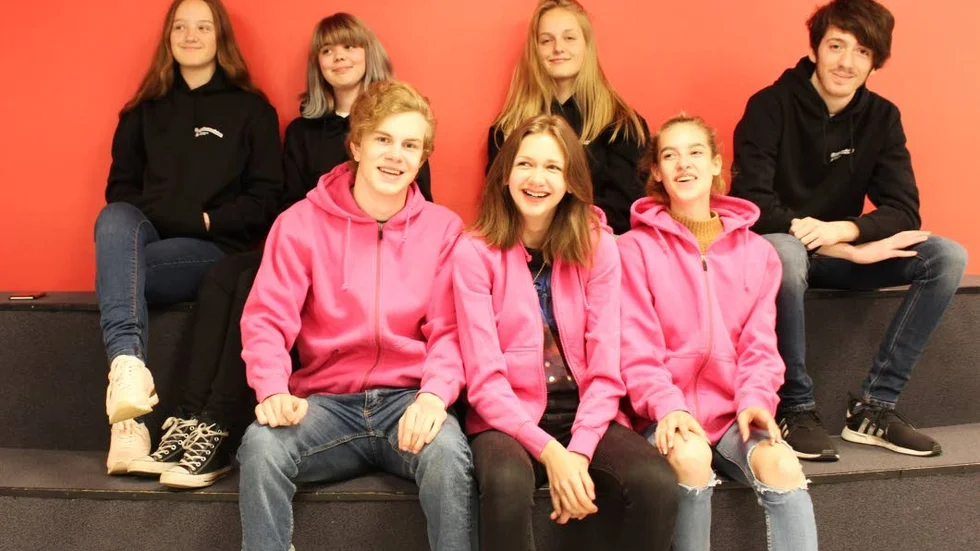 Isabella Gegerfelt (längst bak från vänster), Tekla Wettersten Björkum, Ingrid Jersblad, Matej Blazevic, Filip Lindström, Paulina Dobek och Satina Ståhl är några av de ungdomar som är med och arrangerar "Schools out" på Mejeriet.