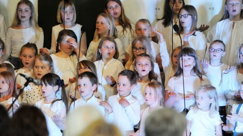 Varje gång ett barn döps är det fest i himlen och musikalen som barnkörerna framför heter Festen.
