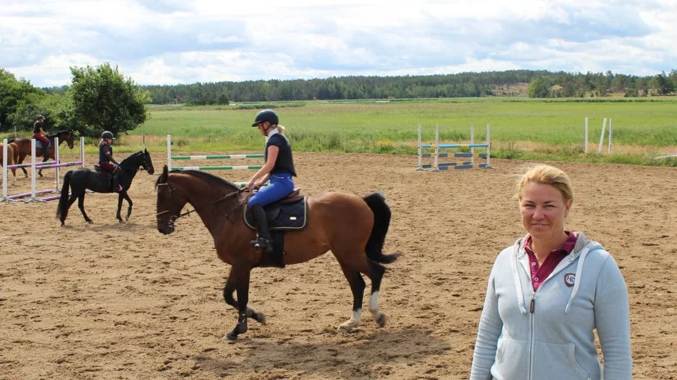 Ramona Svensson har bland annat lektioner för privatryttare hemma på Holms gård. Se fler bilder på vt.se!