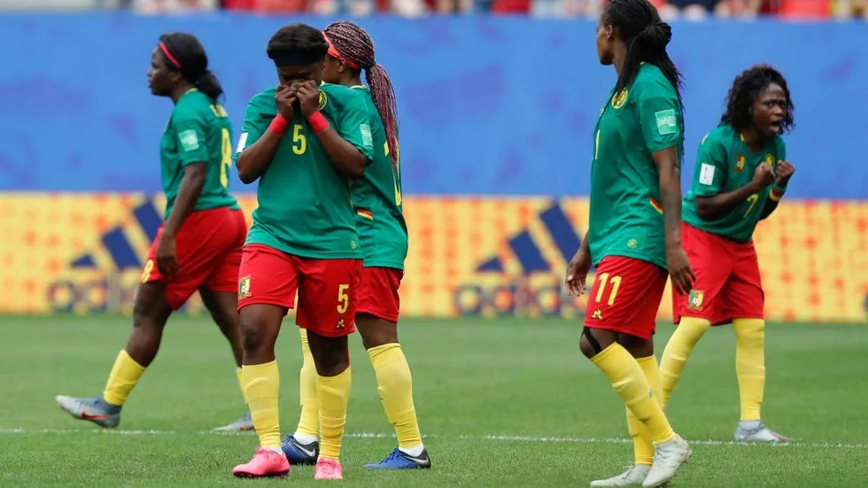 Kameruns spelare vägrade sätta igång spelet efter att VAR hade godkänt Englands 2-0-mål.