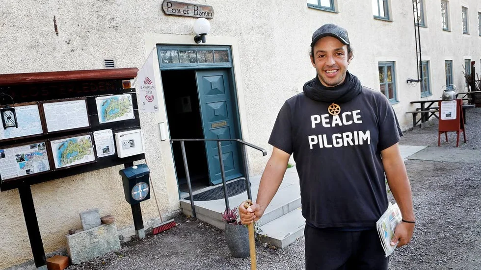 Han började sin pilgrimsvandring för fred den 24 maj 2017 och i mitten av oktober 2018 anlände Tanausu Herrera  till Pilgrimcentrum i Vadstena.