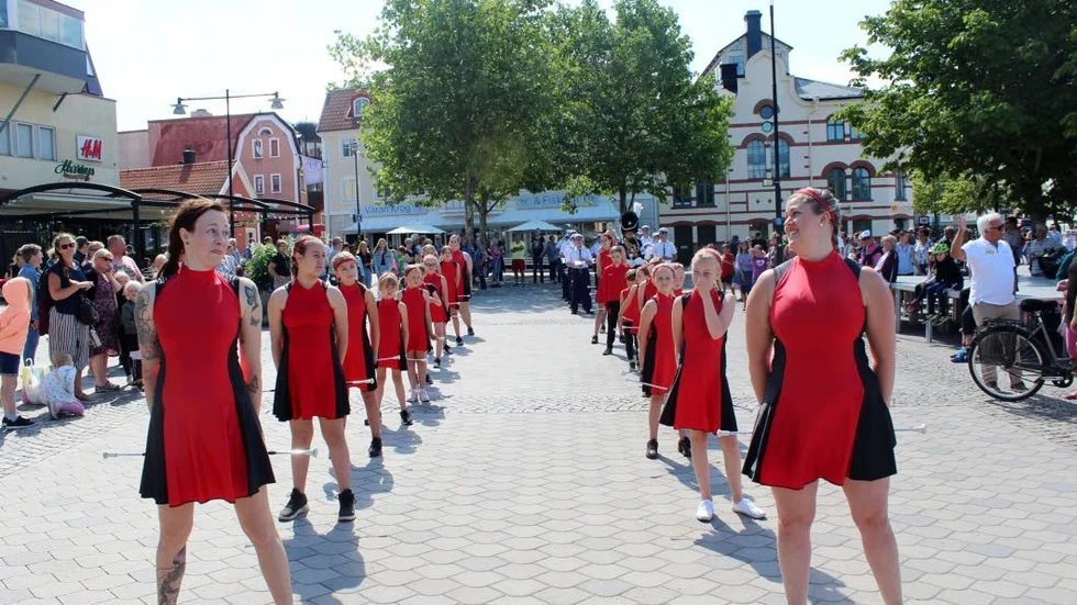 Westervik Twirling Troop gick med Hultsfred sommarorkester i samlad trupp till Slottsruinen.