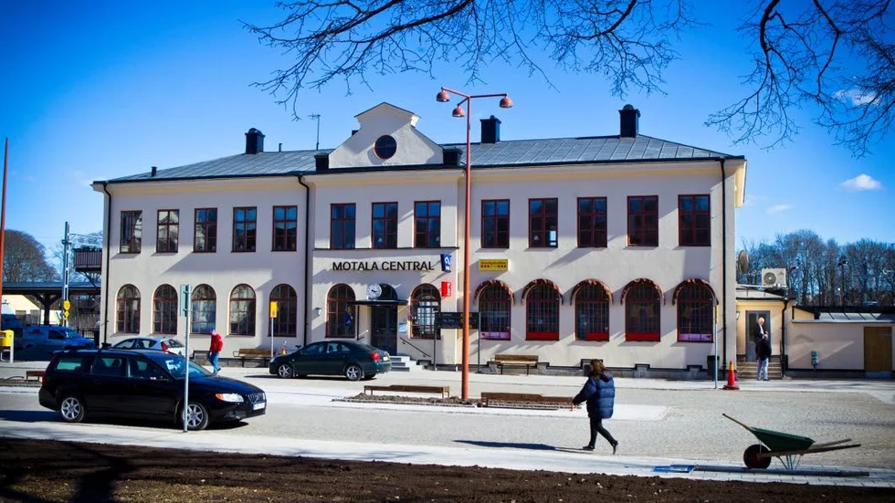 35-åringen brottades ned utanför Motala central och de bestulna tog tillbaka stöldgodset. Nu har han dömts till fängelse.