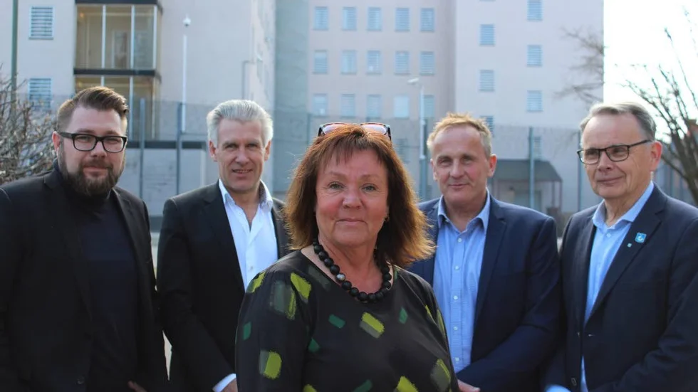 September månad är planerad byggstart. 

Många gläds åt att utbyggnadsarbetet nu kan komma igång. Längst bak från vänster: Dan Nilsson, kommunstyrelsens ordförande (S),  Anders Björlin, kommundirektör, Per Karlsson, platschef på Gertrudsvik, Conny Tyrberg, kommunstyrelsens förste vice ordförande (C) och Åsa Lindberg, chef Anstalten Västervik Norra.