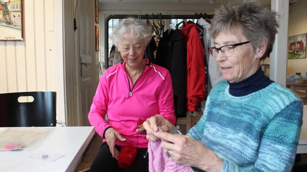 Pia Argén-Andersson och Inger Andersson stickar en vante respektive en tröja.