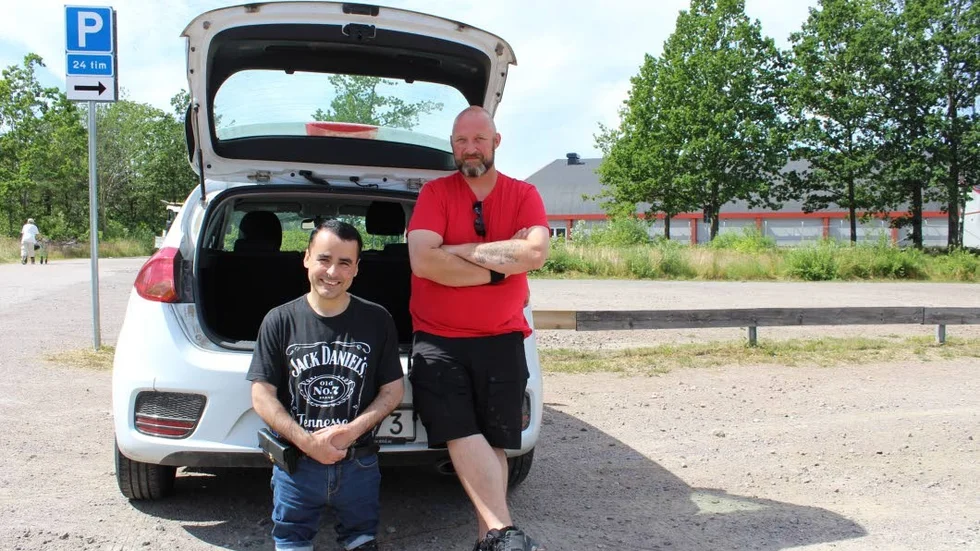 Laurentsio Pettersson och Robert Bubba Bohlenius är med och arrangerar bakluckeloppisen.