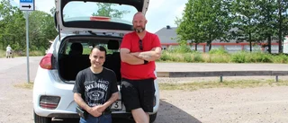 De håller gemensam bakluckeloppis