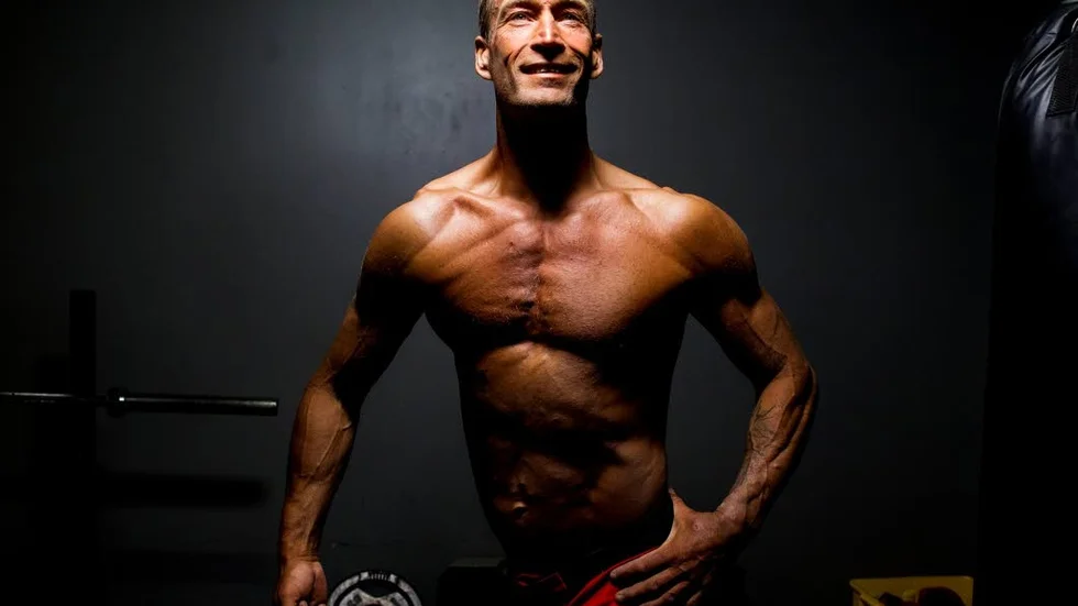Efter ett år är Dennis Gustavsson redo för sin kanske största utmaning hittills. Han ska tävla i en nybörjarklass under Fitnessfestivalen på Älvsjömässan i Stockholm.