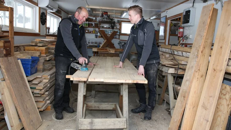 Ingen massproduktion. Bengt och Eric Hemmingsson tillverkar möbler, främst matbord, av golvplankor från en ladugård byggd 1898.