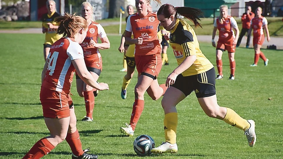 LÄCKERT MÅL. Sara Nääf öppnade målskyttet med ett jätteskott i krysset. Foto: Mikael Kindman
