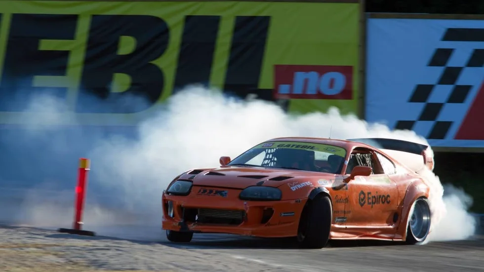 Gatebil på Mantorp park var en motorshow med både fart och stil. Det norska fritidsintresset blir en allt mer etablerad sport i Sverige. Här kör norrmannen Emil André Bogen.