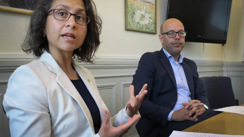 Sharmineh Kkakoulidis (MP), ledamot i barn- och utbildningsnämnden och ordförande Jakob Björneke (S).