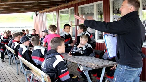 Kolloledaren Martin Hjelmen ger instruktioner under en fikapaus.